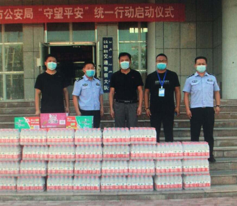 图为：乌苏北园春市场慰问交警大队_副本.jpg