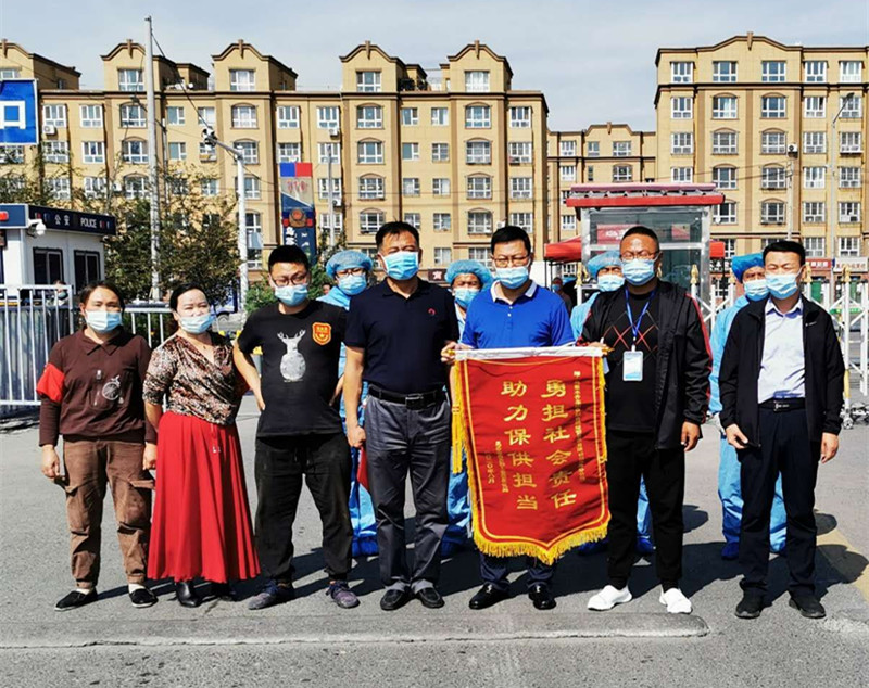 图为：乌苏北园春市场接受旌旗_副本.jpg