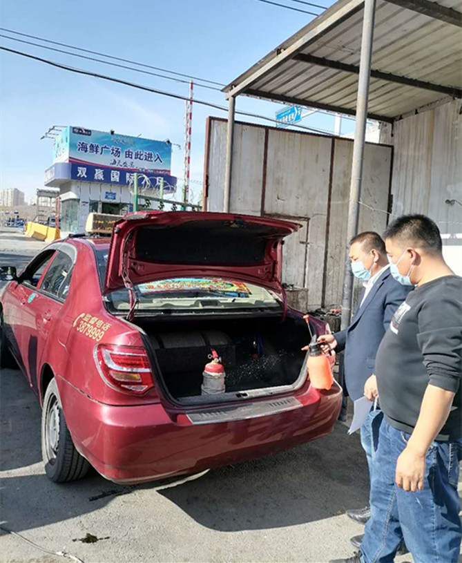 图为：车队队长指导车辆如何规范消杀工作_副本.jpg