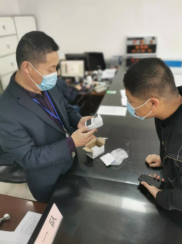 红外测温仪使用现场_副本.jpg