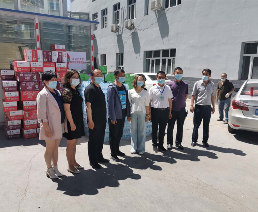 图为：北园春市场领导为环卫工人送慰问品_副本.jpg